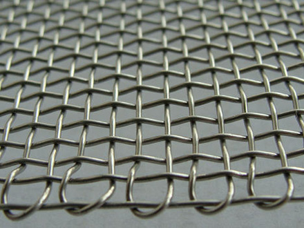 <a href=http://www.ktltaoci.com target='_blank'>軋花網</a>在石油鉆井平臺防護的應用案例